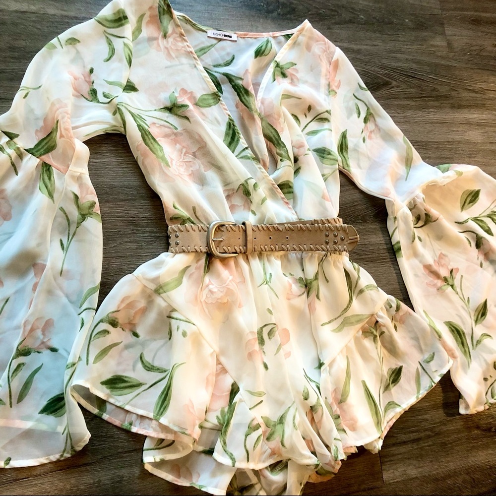 ✨NWOT Beautiful Romantic Floral Romper